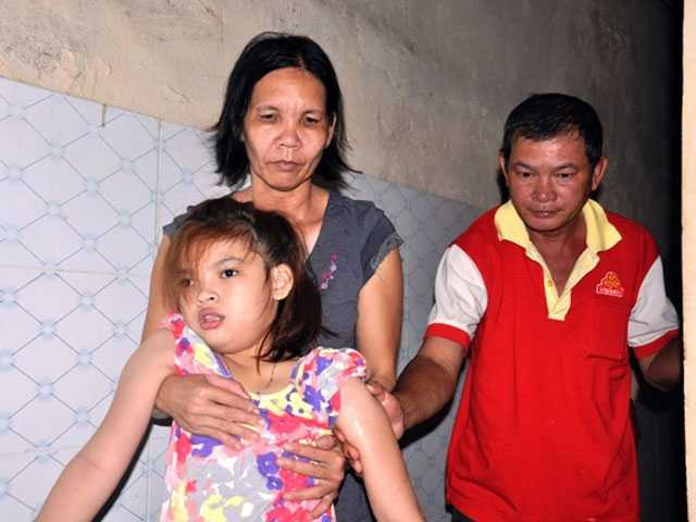 Hằng ngày, ông Bảo Tài đi làm phụ hồ, vợ ông xin làm quét rác cho một cơ sở gần nhà trọ để tiện chăm sóc con gái.