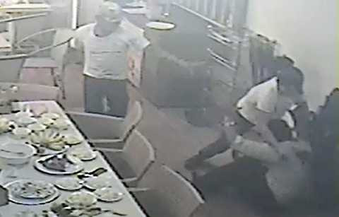 Hai thanh niên lao vào đâm ông Phụng. Ảnh cắt từ clip. Hai thanh niên lao vào đâm ông Phụng. Ảnh cắt từ clip.