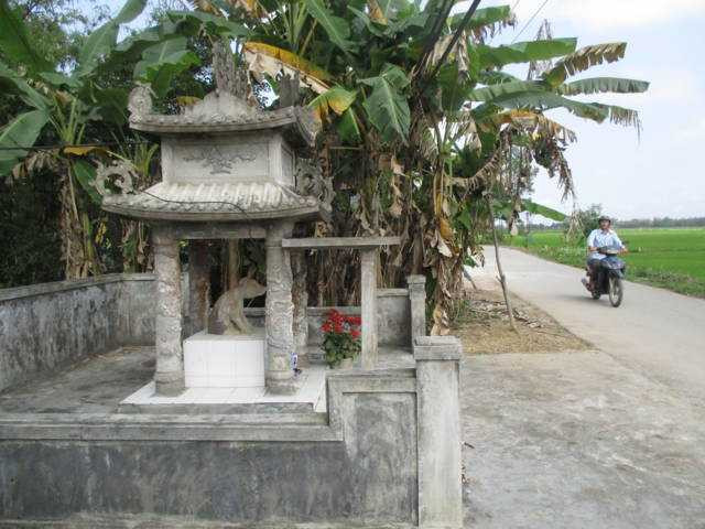 Miếu thần cẩu nằm ngay cạnh con đường chính dẫn vào làng Bao La.