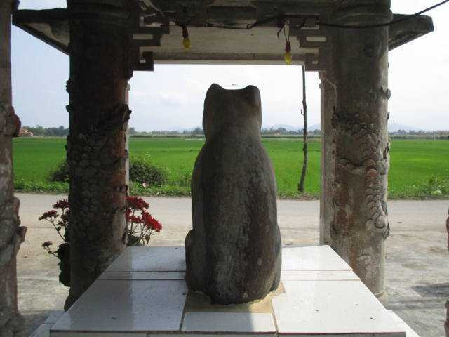 Thần cẩu quay mặt về hướng ruộng đồng của dân làng.