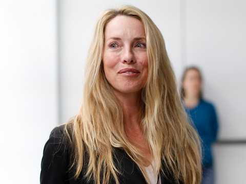 Laurene Powell Jobs sinh ra tại West Milford, New Jersey, Hoa Kỳ vào năm 1963 trong một gia đình có bố là phi công và mẹ là một giáo viên. Gia đình bà gặp biến cố lớn khi cha của bà mất trong một tai nạn máy bay khi Laurene mới 3 tuổi. Laurene Powell Jobs sinh ra tại West Milford, New Jersey, Hoa Kỳ vào năm 1963 trong một gia đình có bố là phi công và mẹ là một giáo viên. Gia đình bà gặp biến cố lớn khi cha của bà mất trong một tai nạn máy bay khi Laurene mới 3 tuổi.