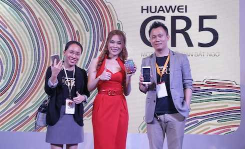 Mỹ Tâm gợi cảm khiến khán hàng trăm giả phát cuồng