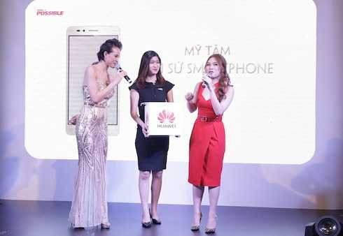 Trong sự kiện, 'Hoạ mi tóc nâu' đã thay mặt nhãn hàng bốc thăm trúng thưởng để gửi tặng người hâm mộ những phần quà giá trị.