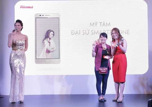 Cô vui vẻ, hào hứng giao lưu cùng fan.