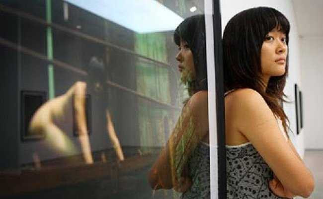 Nữ nhiếp ảnh gia khỏa thân ròng rã 104 tiếng chụp ảnh cùng cả đàn heo