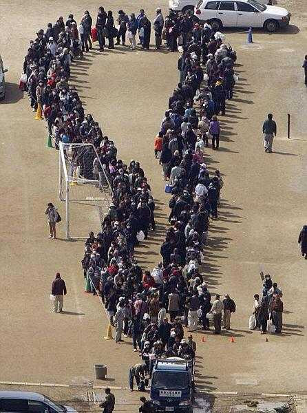 Người dân Nhật Bản xếp hàng dài nhận cứu trợ nhưng rất ý thức và trật tự.