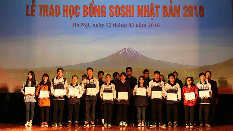 Các học sinh nhận học bổng Soshi