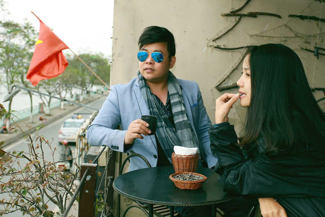 Quang Lê kề cận tình cảm sầu nữ mới của dòng nhạc sến Thúy Huyền gây chú ý.