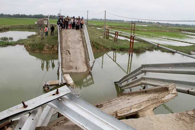 Sà lan đâm gãy đôi cầu rồi chỉm nghỉm
