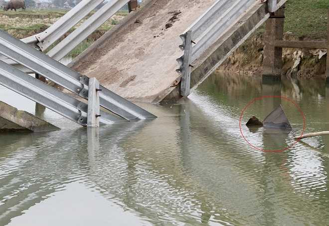 Sà lan đâm gãy đôi cầu rồi chỉm nghỉm