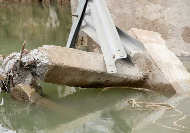 Sà lan đâm gãy đôi cầu rồi chỉm nghỉm