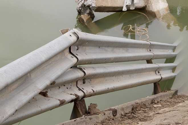 Sà lan đâm gãy đôi cầu rồi chỉm nghỉm