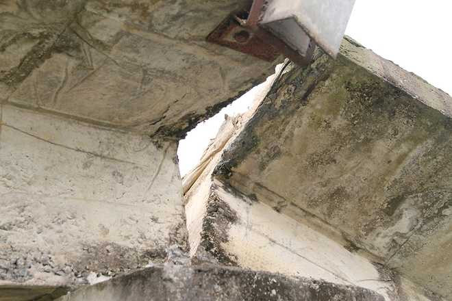 Sà lan đâm gãy đôi cầu rồi chỉm nghỉm