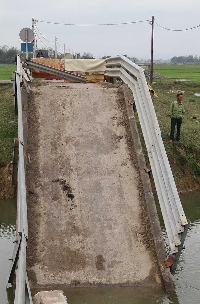 Sà lan đâm gãy đôi cầu rồi chỉm nghỉm