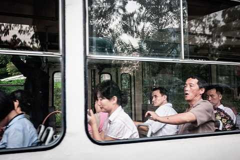 Người dân hối hả đi làm trên những chiếc xe xe chạy bằng than đá hoặc than củi