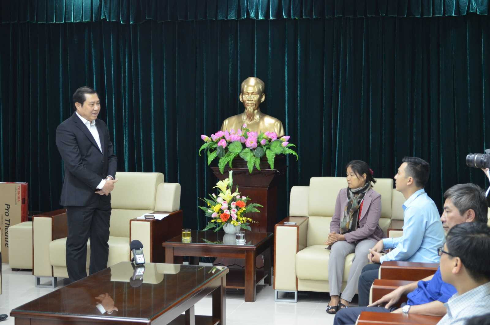 Trước gia đình liệt sĩ Vũ Phi Trừ ông Thơ bày tỏ lòng tri ân trước đóng góp, hi sinh của liệt sĩ Trừ cũng như những chia sẻ những khó khăn hiện tại của vợ và con liệt sĩ.