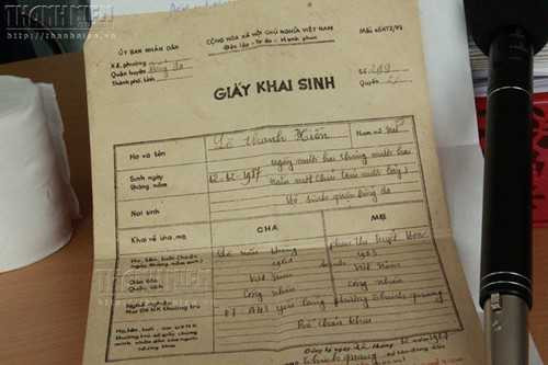 Giấy khai sinh bản gốc của chị Lê Thanh Hiền, trong đó ghi rõ, sinh ngày 12.12.1987, nơi sinh là nhà hộ sinh quận Đống Đa - Ảnh: Lê Nam