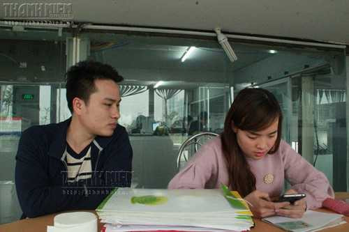 Chị Lê Thanh Hiền và chồng chạy khắp nơi tìm mẹ đẻ cho mình, và con ruột cho mẹ Hoa - Ảnh: Lê Nam