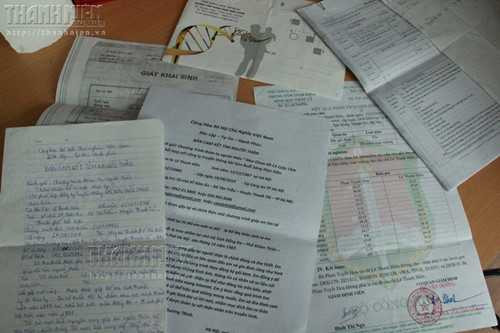 Những giấy tờ, thông tin chị Hiền đi tìm mẹ suốt thời gian qua - Ảnh: Lê Nam