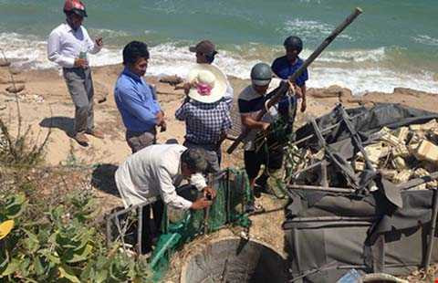 Đoàn thực địa đang ghi nhận tại giếng nước thứ ba. Ảnh: A.NHIÊN