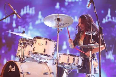 Hot girl đánh trống Mi Ngân.