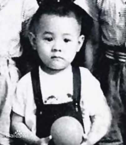 Lý Liên Kiệt là con út trong gia đình có 5 anh chị em.