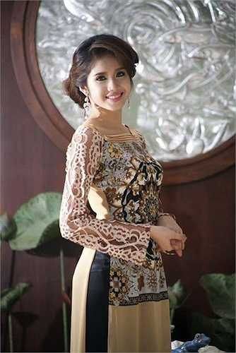 Cô sở hữu nhan sắc ngọt ngào, trong sáng.