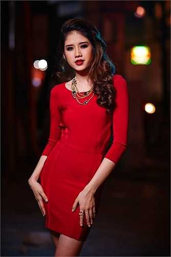 Người đẹp dễ dàng thu hút người đối diện với chiều cao 1m71 và số đo hình thể khá chuẩn 83-61-89. 