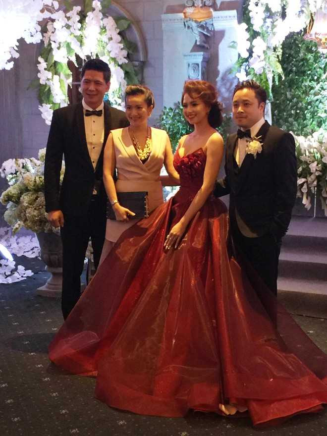 Vợ chồng Bình Minh quấn quýt dự hôn lễ Đinh Ngọc Diệp - Victor Vũ