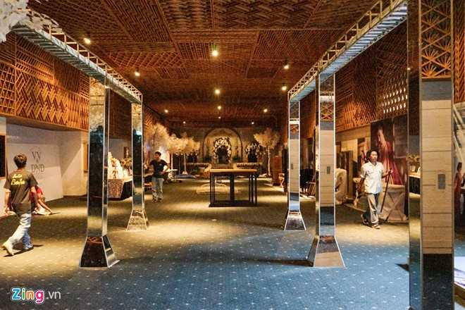 Vợ chồng Bình Minh quấn quýt dự hôn lễ Đinh Ngọc Diệp - Victor Vũ