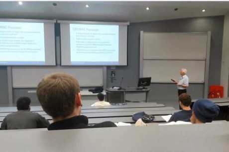 Giáo sư Nicholas Goddard khi trên giảng đường