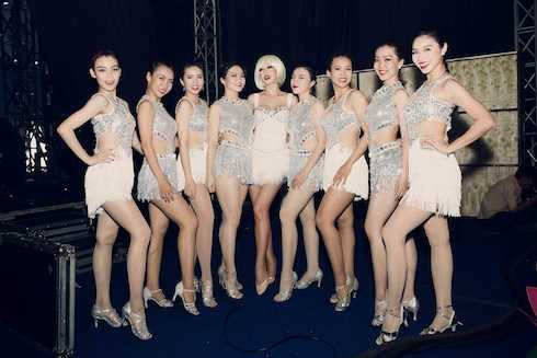 Jennifer đội tóc giả bạch kim, trang điểm đậm khi hoá thân vào cô đào nóng bỏng. Jennifer đội tóc giả bạch kim, trang điểm đậm khi hoá thân vào cô đào nóng bỏng.