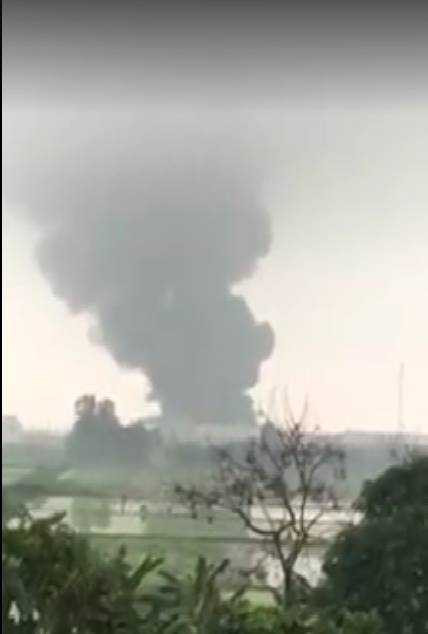 Khói bốc lên từ hiện trường vụ cháy