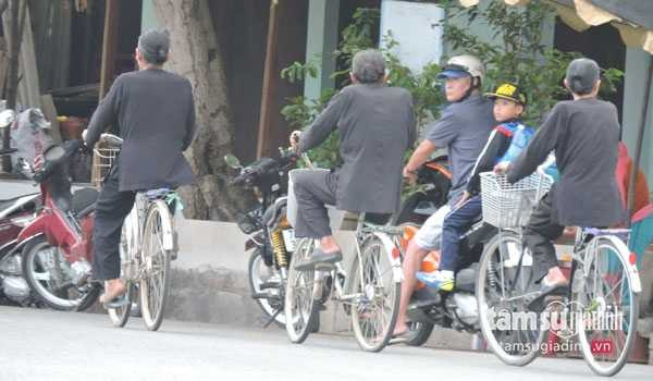 Người dân Long Sơn mặc áo bà ba tóc búi cao