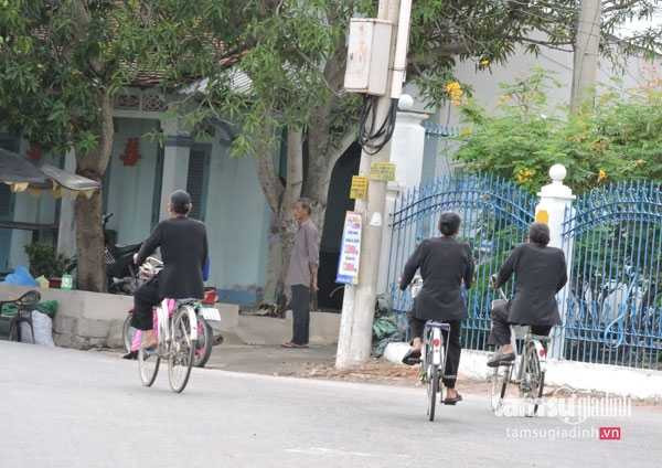 Có thể bắt gặp nhiều người mặc áo bà ba búi tóc ở Long Sơn