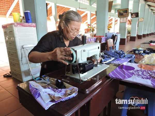 Các cụ già vẫn tự thêu thùa may vá trong Nhà Lớn