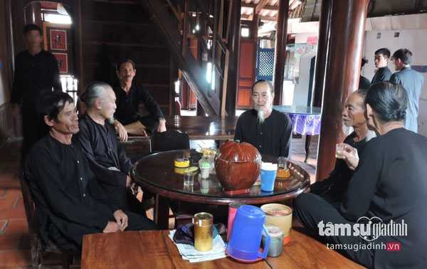 Các bậc cao niên họp bàn việc của xã 