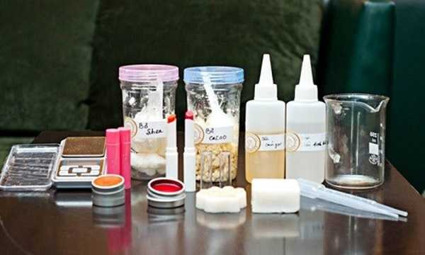 Son handmade là loại son được làm từ các thành phần thiên nhiên như sáp ong, dầu dưỡng, dầu bơ, dầu dừa, dầu gấc, dầu oliu… cùng với vitamin và một số chất dung môi giúp hòa quyện các loại nguyên liệu. Son handmade là loại son được làm từ các thành phần thiên nhiên như sáp ong, dầu dưỡng, dầu bơ, dầu dừa, dầu gấc, dầu oliu… cùng với vitamin và một số chất dung môi giúp hòa quyện các loại nguyên liệu.