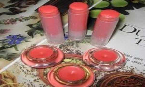 Son handmade có hai loại: son dưỡng và son màu để chị em có thể lựa chọn. Son handmade đang ngày càng hấp dẫn phái đẹp vì giá thành rẻ và thành phần tự nhiên, không chứa hóa chất độc hại. Son handmade có hai loại: son dưỡng và son màu để chị em có thể lựa chọn. Son handmade đang ngày càng hấp dẫn phái đẹp vì giá thành rẻ và thành phần tự nhiên, không chứa hóa chất độc hại.