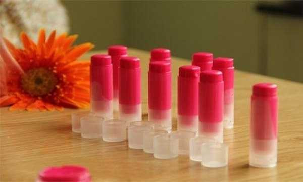 Do nguyên liệu chiết xuất từ thiên nhiên dễ tìm, dễ mua nên giá son handmade thường rẻ hơn nhiều so với các loại son khác, chỉ dao động từ vài chục đến vài trăm nghìn đồng một thỏi. Do nguyên liệu chiết xuất từ thiên nhiên dễ tìm, dễ mua nên giá son handmade thường rẻ hơn nhiều so với các loại son khác, chỉ dao động từ vài chục đến vài trăm nghìn đồng một thỏi.