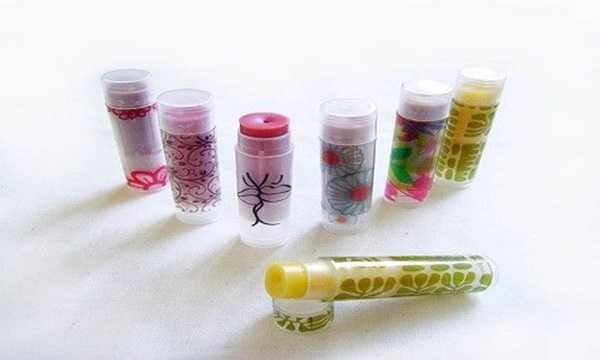 Bên cạnh đó, cách sử dụng và bảo quản loại son này chị em cũng phải đặc biệt lưu ý để tránh rước họa vào thân. Là son handmade nên nó có thời hạn sử dụng ngắn hơn so với các loại son khác. Phải bảo quản son ở những nơi khô ráo, thoáng mát, tránh những nơi có nhiệt độ cao, tránh ánh nắng trực tiếp khiến son bị mềm, nhão hay có hiện tượng lấm tấm mồ hôi. Bên cạnh đó, cách sử dụng và bảo quản loại son này chị em cũng phải đặc biệt lưu ý để tránh rước họa vào thân. Là son handmade nên nó có thời hạn sử dụng ngắn hơn so với các loại son khác. Phải bảo quản son ở những nơi khô ráo, thoáng mát, tránh những nơi có nhiệt độ cao, tránh ánh nắng trực tiếp khiến son bị mềm, nhão hay có hiện tượng lấm tấm mồ hôi.