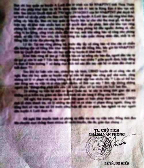 Văn bản được cho là mạo chữ ký của chánh văn phòng UBND huyện A Lưới với nhiều lỗi sai sơ đẳng so với thể thức của một văn bản hành chính và đáng nói văn bản được ban hành vào ngày chủ nhật (ngày nghỉ). (Ảnh chụp bản photocoppy).
