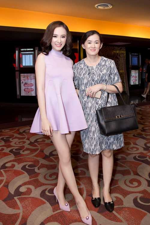 Mẹ Angela Phương Trinh luôn thể hiện sự thoải mái, vui vẻ khi “bà mẹ nhí” ngày càng trưởng thành, Mẹ Angela Phương Trinh luôn thể hiện sự thoải mái, vui vẻ khi “bà mẹ nhí” ngày càng trưởng thành,