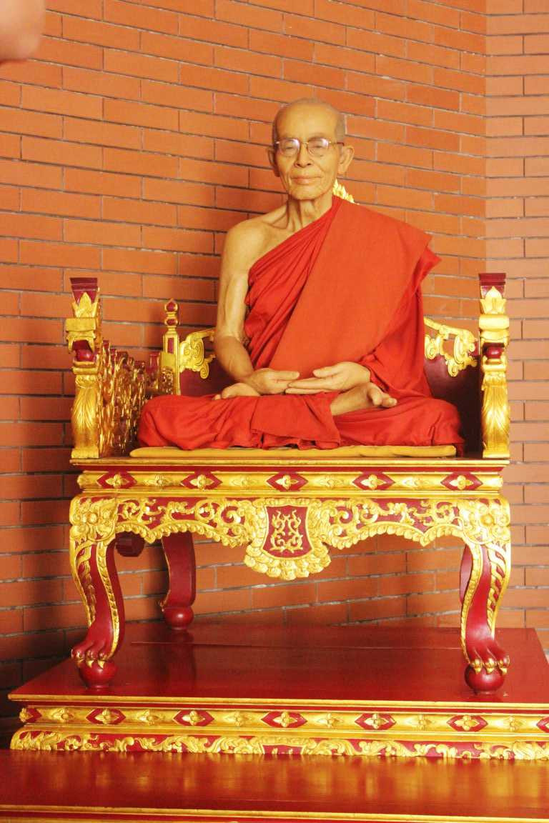 Tượng sắp mô tả ngài hòa thượng Hộ Nhẫn thoạt nhìn giống như người thật.