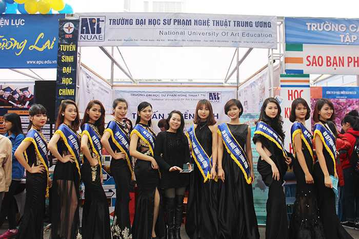 Ngày hội tư vấn-tuyển sinh.