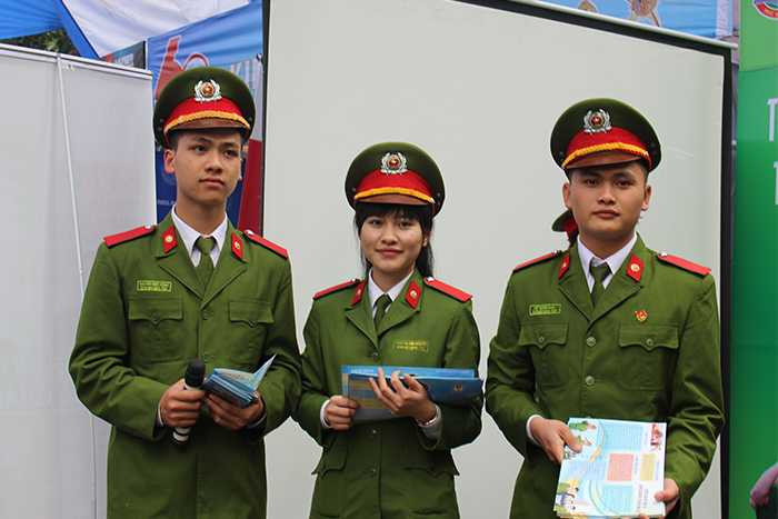 Ngày hội tư vấn-tuyển sinh.