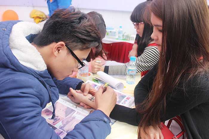 Ông đồ viết thư pháp gây quỹ từ thiện