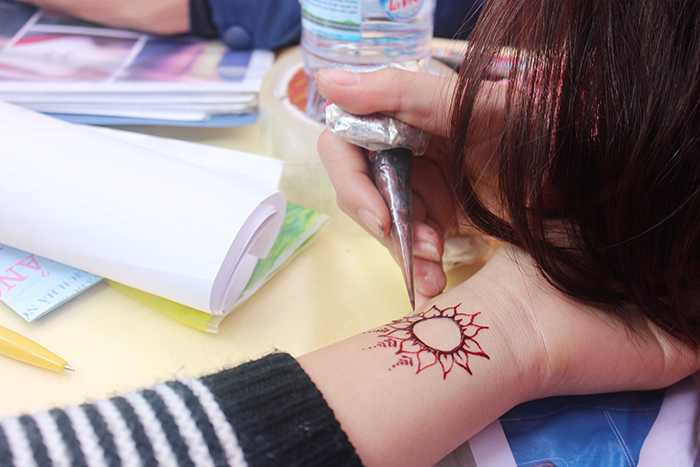 Ông đồ viết thư pháp gây quỹ từ thiện