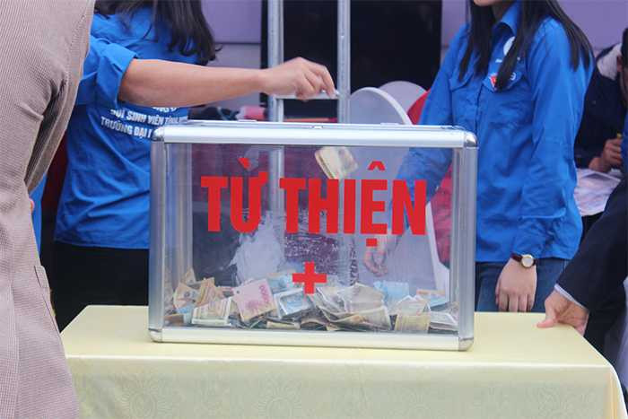 Ông đồ viết thư pháp gây quỹ từ thiện