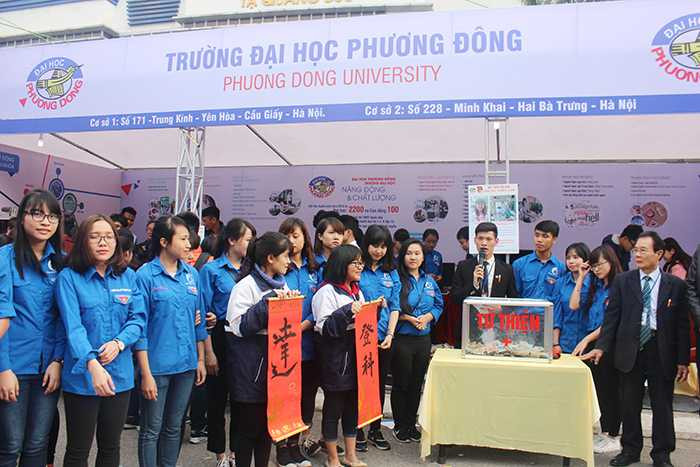 Ông đồ viết thư pháp gây quỹ từ thiện